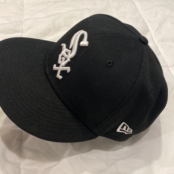 Black Sox fan fitted hat sz 7 1/8 (56.8 cm) - Picture 2 of 4